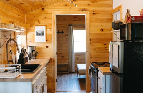 Pine Ridge Cabin | Cozy Dumplin' RRG - Warm & Modern Stay in RRG/Auxier