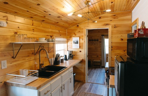 Pine Ridge Cabin | Cozy Dumplin' RRG - Warm & Modern Stay in RRG/Auxier