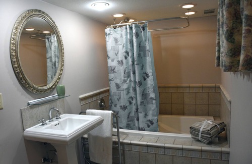 West Des Moines Apartment | Cozy Duplex in a Safe Quiet Residential Neighborhood