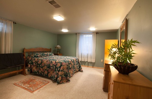 West Des Moines Apartment | Cozy Duplex in a Safe Quiet Residential Neighborhood