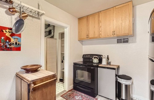 Hale House | Cozy Duplex near Hospitals I Cherry Creek I Denver