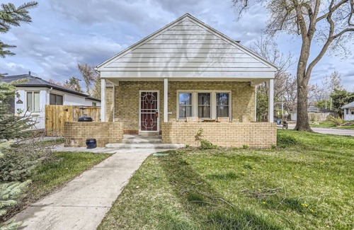 Hale House | Cozy Duplex near Hospitals I Cherry Creek I Denver
