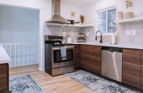 Sunset Heights House | Cozy Duplex, Speedy WiFi, Modern Kitchen