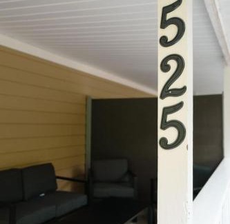 Maryville House | Cozy Duplex w King Bed 2 Full