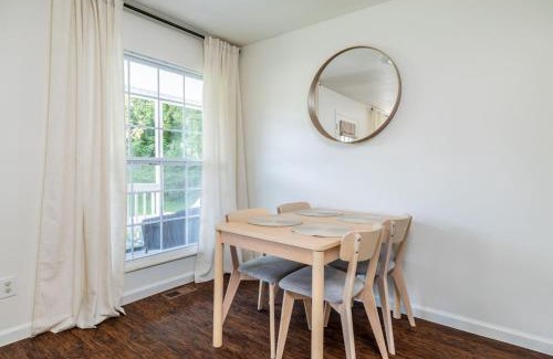 Maryville House | Cozy Duplex w King Bed 2 Full