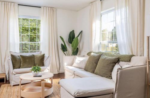 Maryville House | Cozy Duplex w King Bed 2 Full