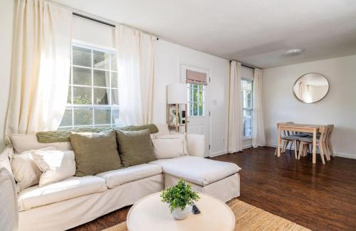 Maryville House | Cozy Duplex w King Bed 2 Full