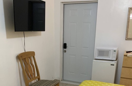 Miramar House | Cozy Efficiency with Private Entrance and Bath - Centrally located!!!