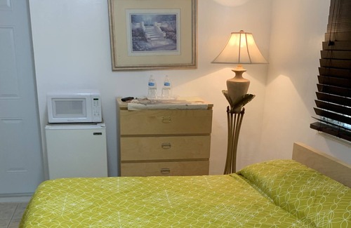 Miramar House | Cozy Efficiency with Private Entrance and Bath - Centrally located!!!