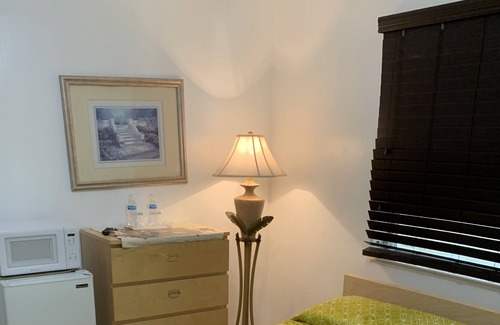 Miramar House | Cozy Efficiency with Private Entrance and Bath - Centrally located!!!