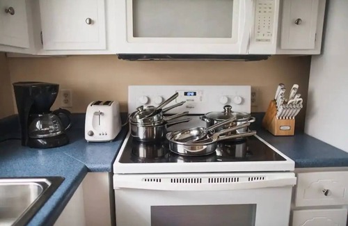 Saint Simons Island Condo | Cozy, End-Unit Condo -Pool!nn