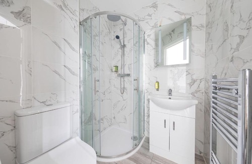 St. George's Apartment | Cozy Ensuite Bedroom for Two near Tufnell Park