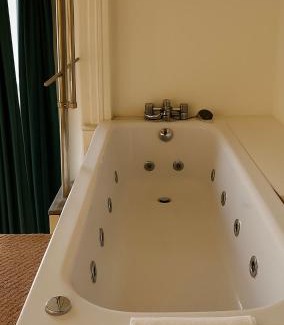 Limehouse Apartment | Cozy Entire Flat In Canary W Hot Tub