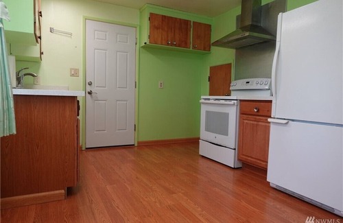 Lynnwood House | Cozy entire home with 3 bedrooms, close to parks with walking trails