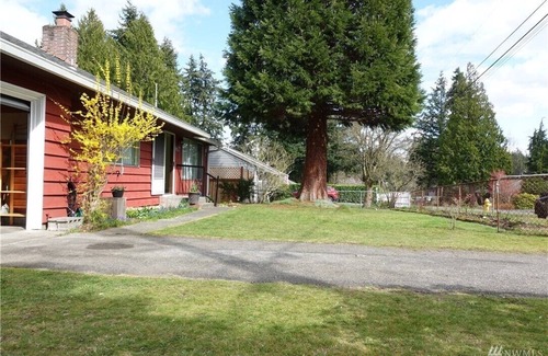 Lynnwood House | Cozy entire home with 3 bedrooms, close to parks with walking trails
