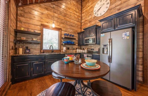 Broken Bow Cabin | Cozy Escape | King Bed | Hot Tub | Fireplaces