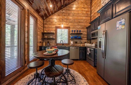 Broken Bow Cabin | Cozy Escape | King Bed | Hot Tub | Fireplaces