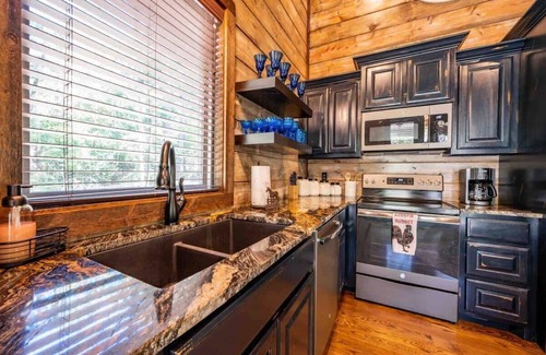 Broken Bow Cabin | Cozy Escape | King Bed | Hot Tub | Fireplaces
