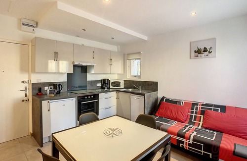 Lamalou-les-Bains Apartment | Cozy F2 in Lamalou-les-Bains, 150m from Thermal Baths, Pet Friendly, Free Parking, WiFi