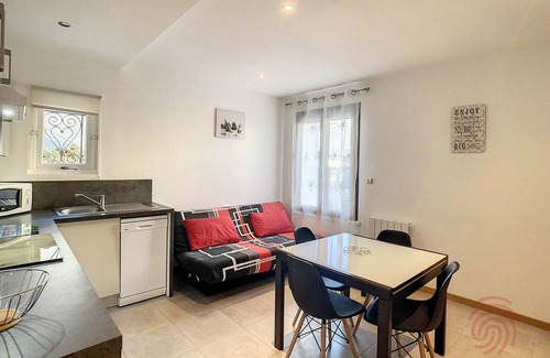 Lamalou-les-Bains Apartment | Cozy F2 in Lamalou-les-Bains, 150m from Thermal Baths, Pet Friendly, Free Parking, WiFi
