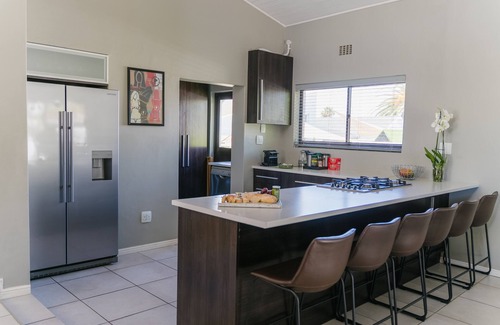 Melkbosstrand Cottage | Cozy family and pet friendly beach house - 500 m to the beach!