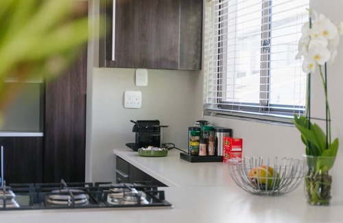 Melkbosstrand Cottage | Cozy family and pet friendly beach house - 500 m to the beach!