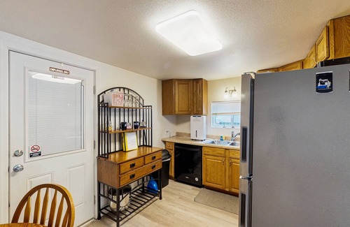 Winchester Bay House | Cozy family beach cottage w/hot tub, deck, WiFi, surfboard-walk to bay, Dogs ok