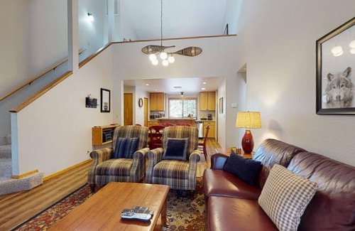 Sunriver House | Cozy Family Cabin with Hot Tub & Loft Space