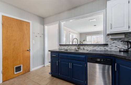 Overland Park House | ~Cozy & Family Friendly Home~ Game Room | Self Check-in | FAST WiFi|