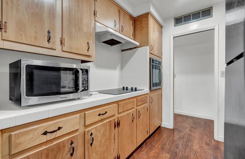 Kaweah House | Cozy Family-friendly 8mi to Sequoia, Full Kitchen, Games, Grill and Big Backyard