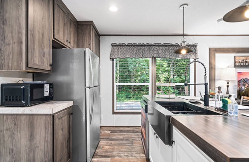 Sparta House | Cozy Family-Friendly Cabin w/Fast Wi-Fi - Near Trails & Waterfalls - Sleeps 5
