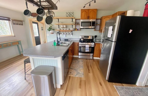 Homer House | Cozy family- friendly in town house w/a backyard, garden, BBQ, and a firepit.