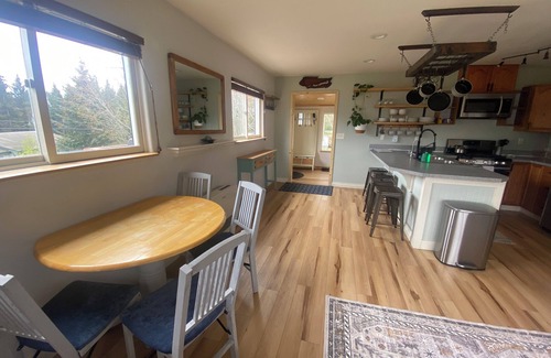 Homer House | Cozy family- friendly in town house w/a backyard, garden, BBQ, and a firepit.