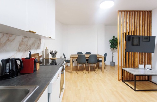 Favoriten Apartment | Cozy Family & Group Apartment - 15 min to Center