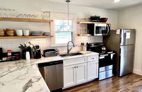 Black Mountain House | Cozy Family Retreat w/HT-Sauna Deck & DT Charm