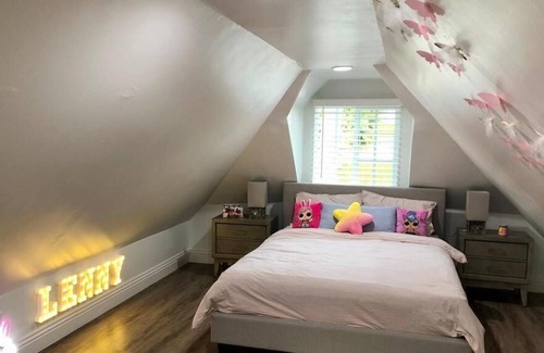 The Flats House | Cozy Family Retreat near Beverly Grove ~ Big Backyard / Central Location