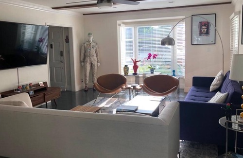 The Flats House | Cozy Family Retreat near Beverly Grove ~ Big Backyard / Central Location