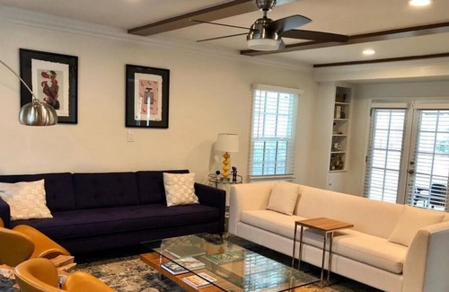The Flats House | Cozy Family Retreat near Beverly Grove ~ Big Backyard / Central Location