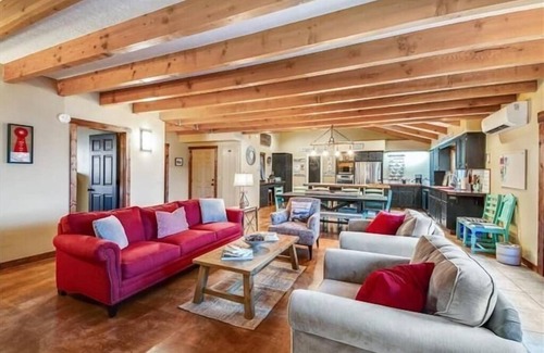 McMinnville Other | Cozy Farm Stay | Mins to Downtown Mac | Petey the Donkey