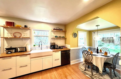 Woodinville House | Cozy farmhouse nestled in huge private Park-like Lot-Minutes away from Wineries
