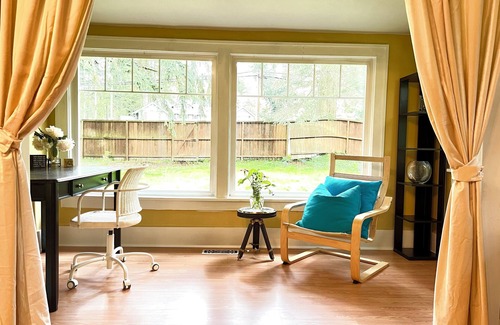 Woodinville House | Cozy farmhouse nestled in huge private Park-like Lot-Minutes away from Wineries