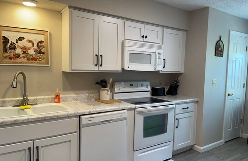 Branson Condo | Cozy Farmhouse Retreat-King Beds,Indoor/Outdoor Pool, Golf Course View