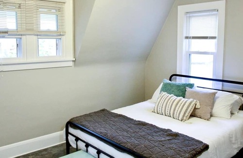 Fairview Park House | Cozy farmhouse style home walkable to restaurants