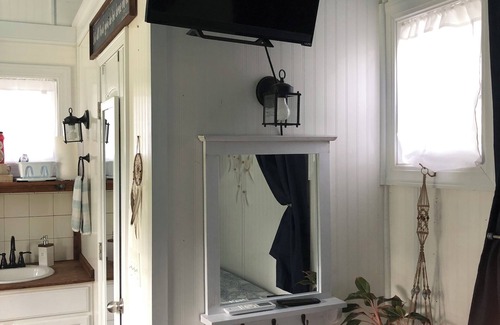 Charleston County Other | Cozy Farmhouse Suite On 10 Acres!