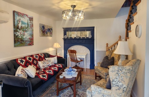 Warrenton Other | Cozy farmhouse with kitchenette, pool & bbq in historic downtown Warrenton NC.