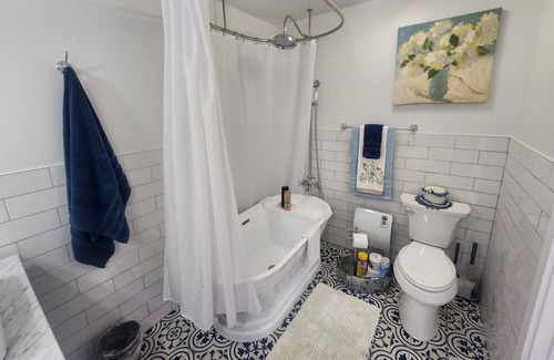 Warrenton Other | Cozy farmhouse with kitchenette, pool & bbq in historic downtown Warrenton NC.