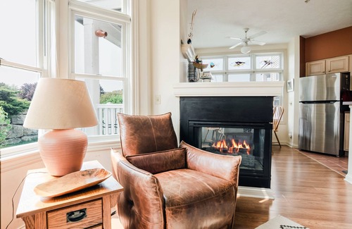 Manistee Condo | Cozy First Floor Condo on the Harbor
