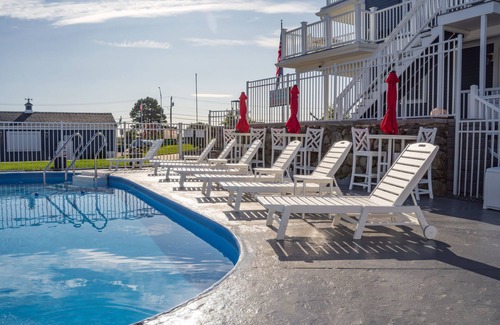 Hampton House | Cozy first floor oceanfront gem!