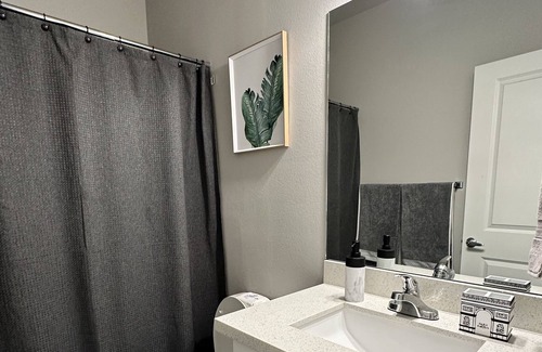 Eastside House | Cozy first floor Townhouse near Tacoma Dome
