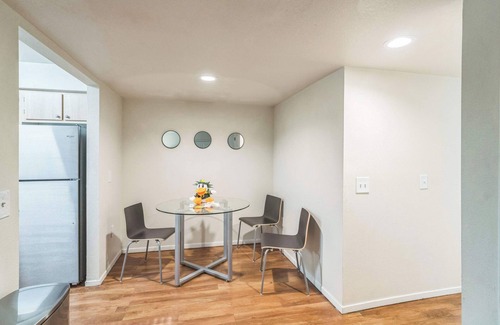 Harlow Apartment | Cozy Flat Near Autzen + 2 Miles to Downtown!
